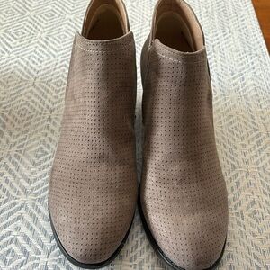 Women’s 10 wide Life Stride ankle boot.